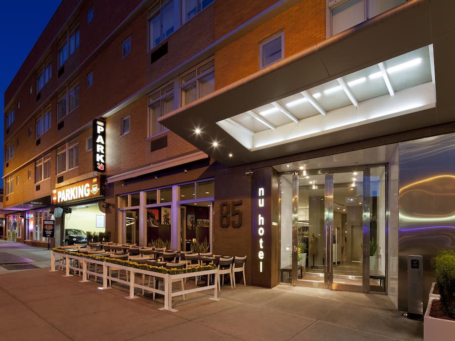 Bagian depan properti - sore/malam