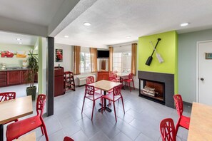 Breakfast area - Quality Inn & Suites Capitola By the Sea (Capitola)