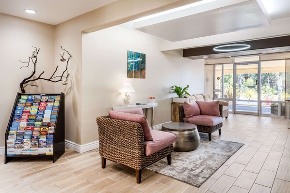 Lobby - Quality Inn & Suites Capitola By the Sea (Capitola)