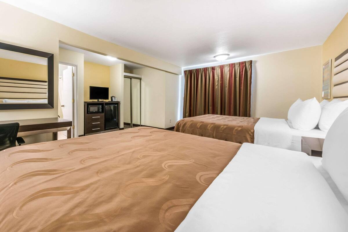 Desk, iron/ironing board, WiFi (free), bed sheets