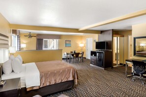 Desk, iron/ironing board, free cribs/infant beds, free WiFi - Quality Inn & Suites Capitola By the Sea (Capitola)