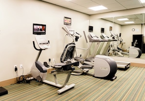 Una palestra attrezzata con tapis roulant, una cyclette e un vogatore.