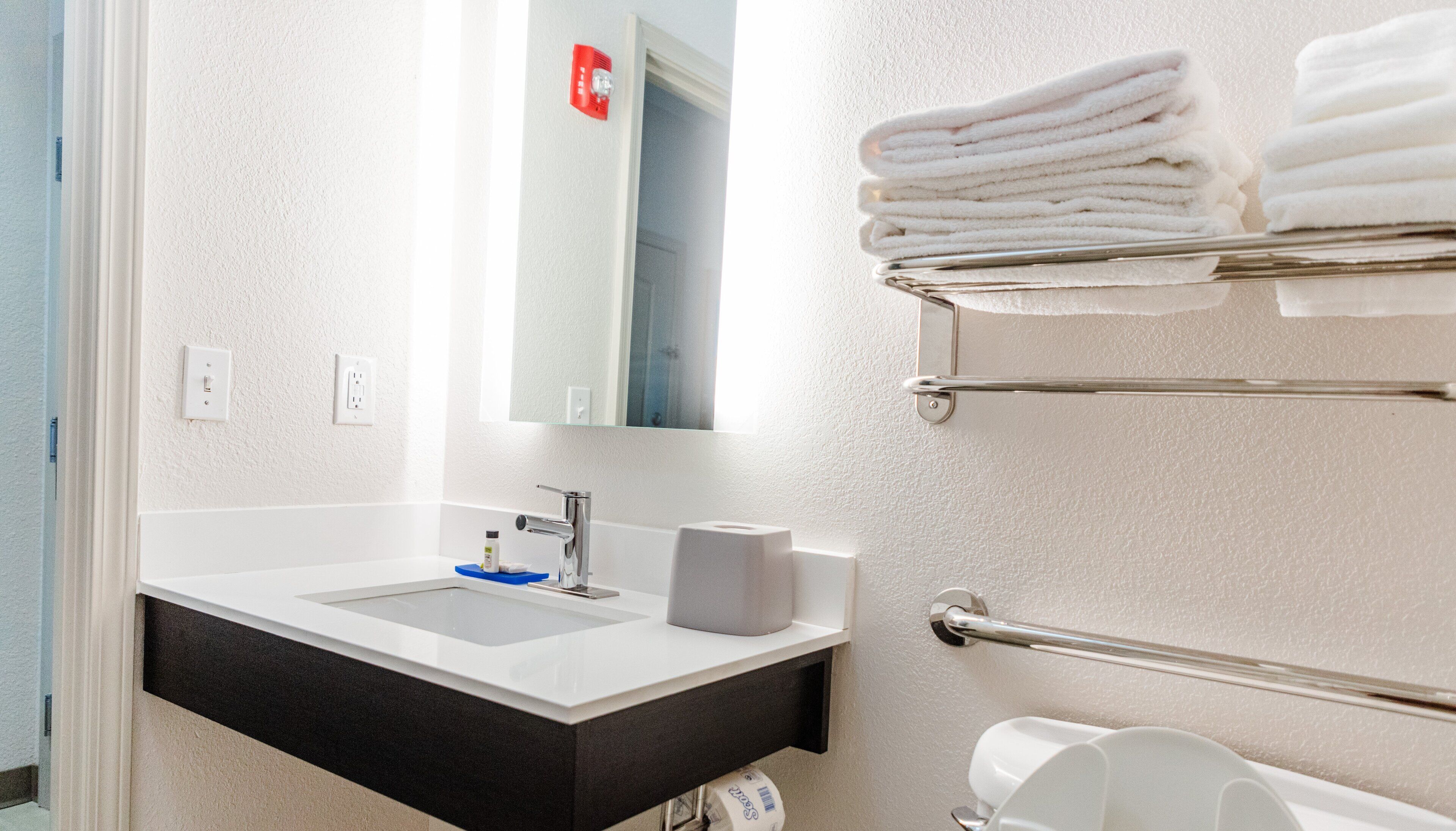 combined shower/bathtub, free toiletries, towels