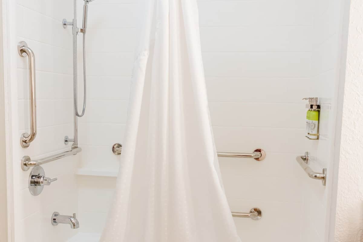 combined shower/bathtub, free toiletries, towels