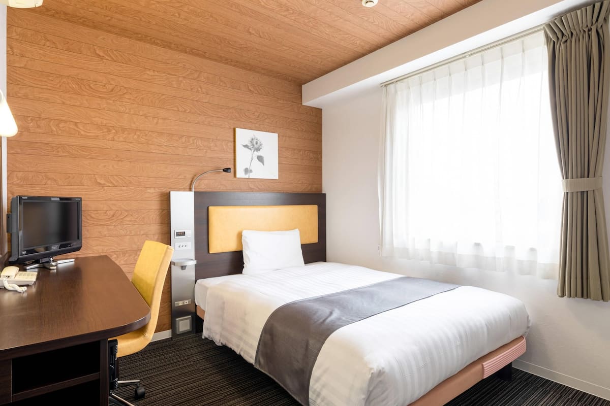 Room, 1 Double Bed, Non Smoking | Desk, blackout drapes, free WiFi, bed sheets