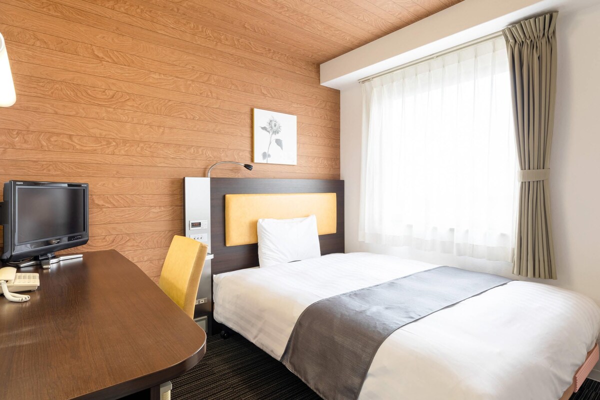 1 Double Bed, Non Smoking  | Desk, blackout drapes, WiFi (free), bed sheets