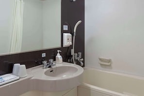 Combined shower/tub, hair dryer, slippers, electronic bidet - Comfort Hotel Kokura (Kitakyushu)