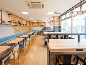 朝食 (ビュッフェ)、毎日提供 (無料)