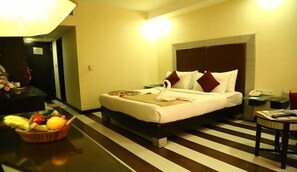 Superior Room | 1 bedroom, minibar, in-room safe, desk