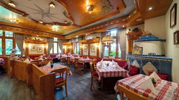 Petit déjeuner, déjeuner et dîner servis sur place
