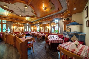 Petit déjeuner, déjeuner et dîner servis sur place