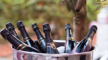 Ein metallischer Eimer, gefüllt mit Champagnerflaschen.