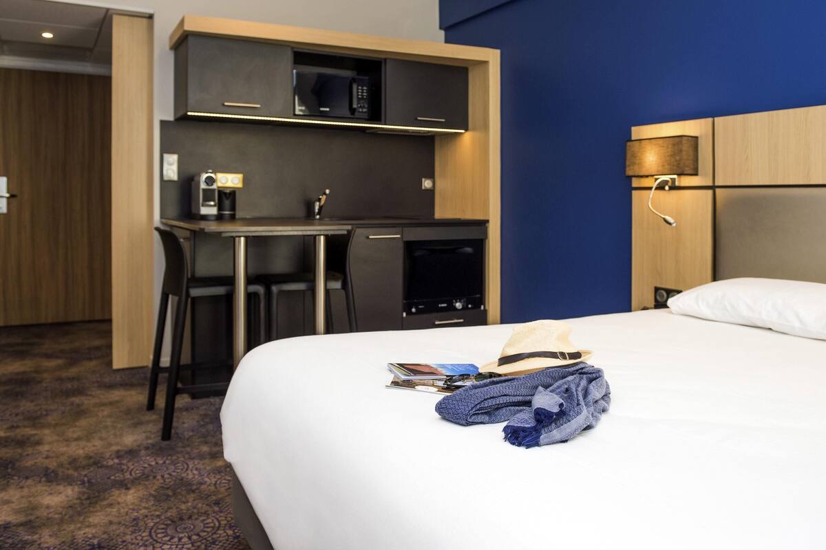 standard studio, 1 double bed | hypo-allergenic bedding, in-room safe, desk, laptop workspace
