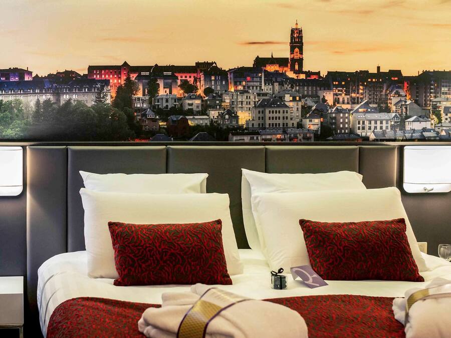 Ropa de cama hipoalergénica y caja de seguridad en la habitación