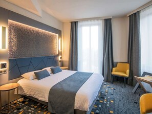 Hypo-allergenic bedding, in-room safe, desk, laptop workspace