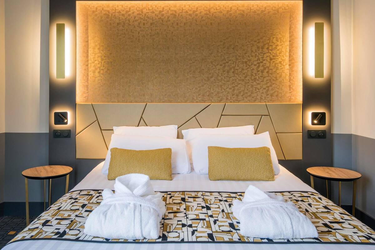 Superior Room, 1 Double Bed | Hypo-allergenic bedding available, in-room safe, desk, laptop workspace