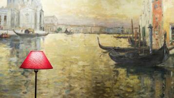 Una pintura de un canal con góndolas y edificios, con una lámpara roja en primer plano.