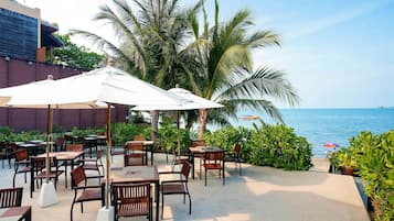 Daily buffet breakfast (THB 250 per person)