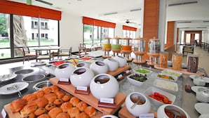 A buffet with various food items and a view of the outdoors. - ibis Samui Bophut (Koh Samui)