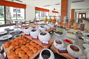 Un bufé con diferentes opciones de comida y vistas al exterior.