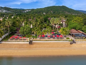 A resort with a pool area, beach, and lush greenery. - ibis Samui Bophut (Koh Samui)