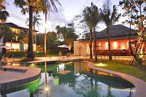 2 piscinas al aire libre, sombrillas, sillones reclinables de piscina
