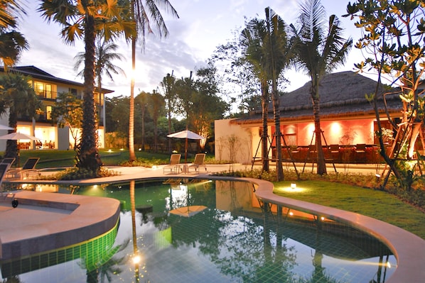 2 piscinas al aire libre, sombrillas, sillones reclinables de piscina