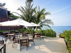 Bar (trong khuôn viên)