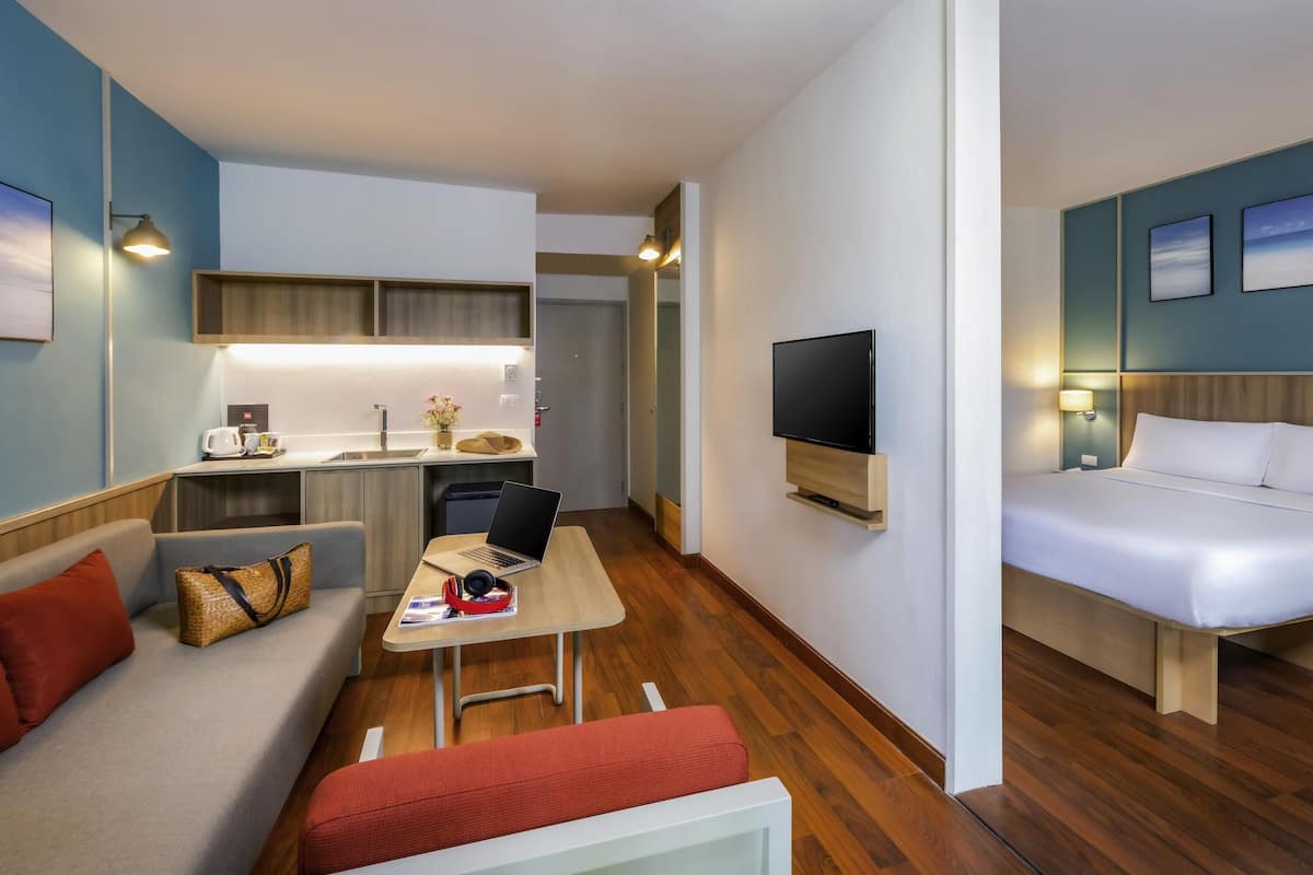 Suite, 1 Doppelbett und Schlafsofa | 1 Schlafzimmer, Zimmersafe, Schreibtisch, Bügeleisen/Bügelbrett