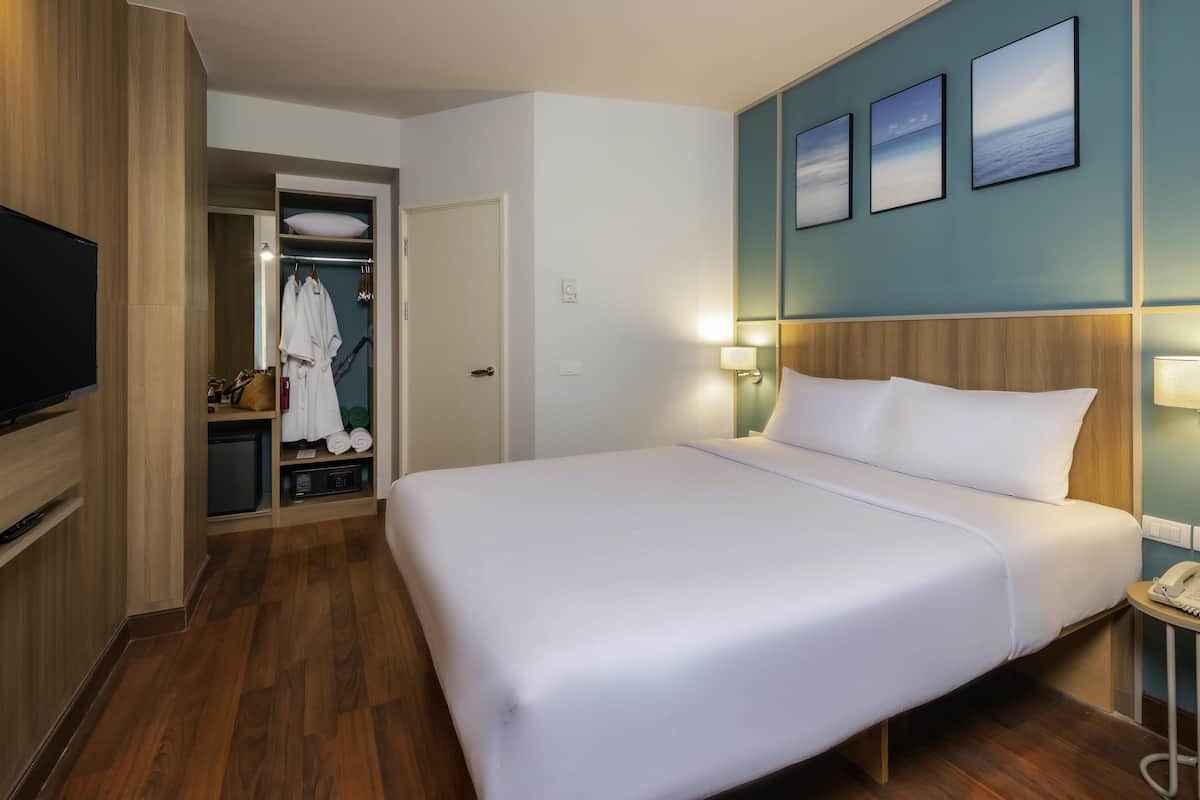 Habitación familiar, varias camas | 1 dormitorio, caja fuerte, escritorio y tabla de planchar con plancha