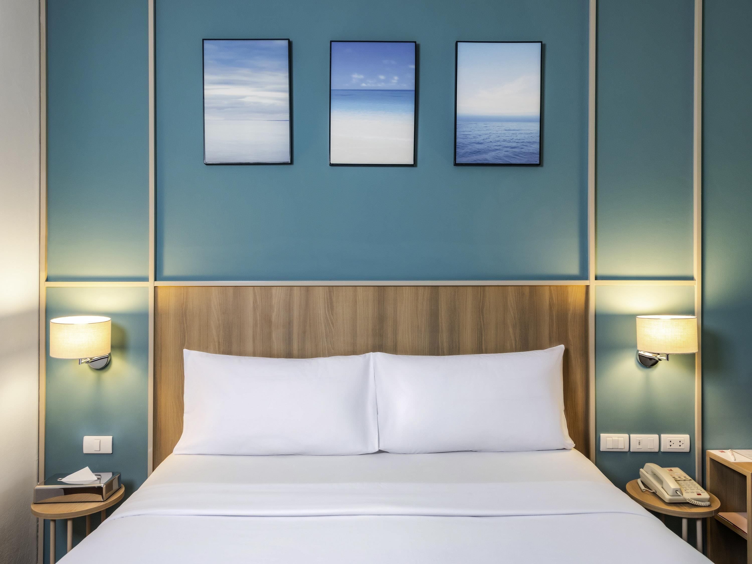 خزنة داخل الغرفة ومكتب ومكواة/لوح كي وأسرّة أطفال/رضّع (مجانًا)