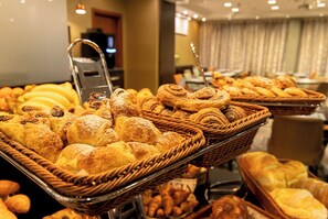 Daily buffet breakfast for a fee - Lions Garden Hotel (Budapest)