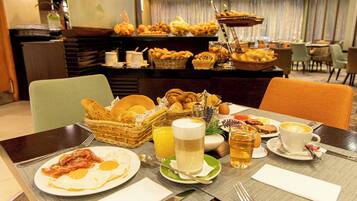 Petit déjeuner buffet (15 EUR par personne)