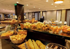 Frukostbuffé varje dag (EUR 15 per person)
