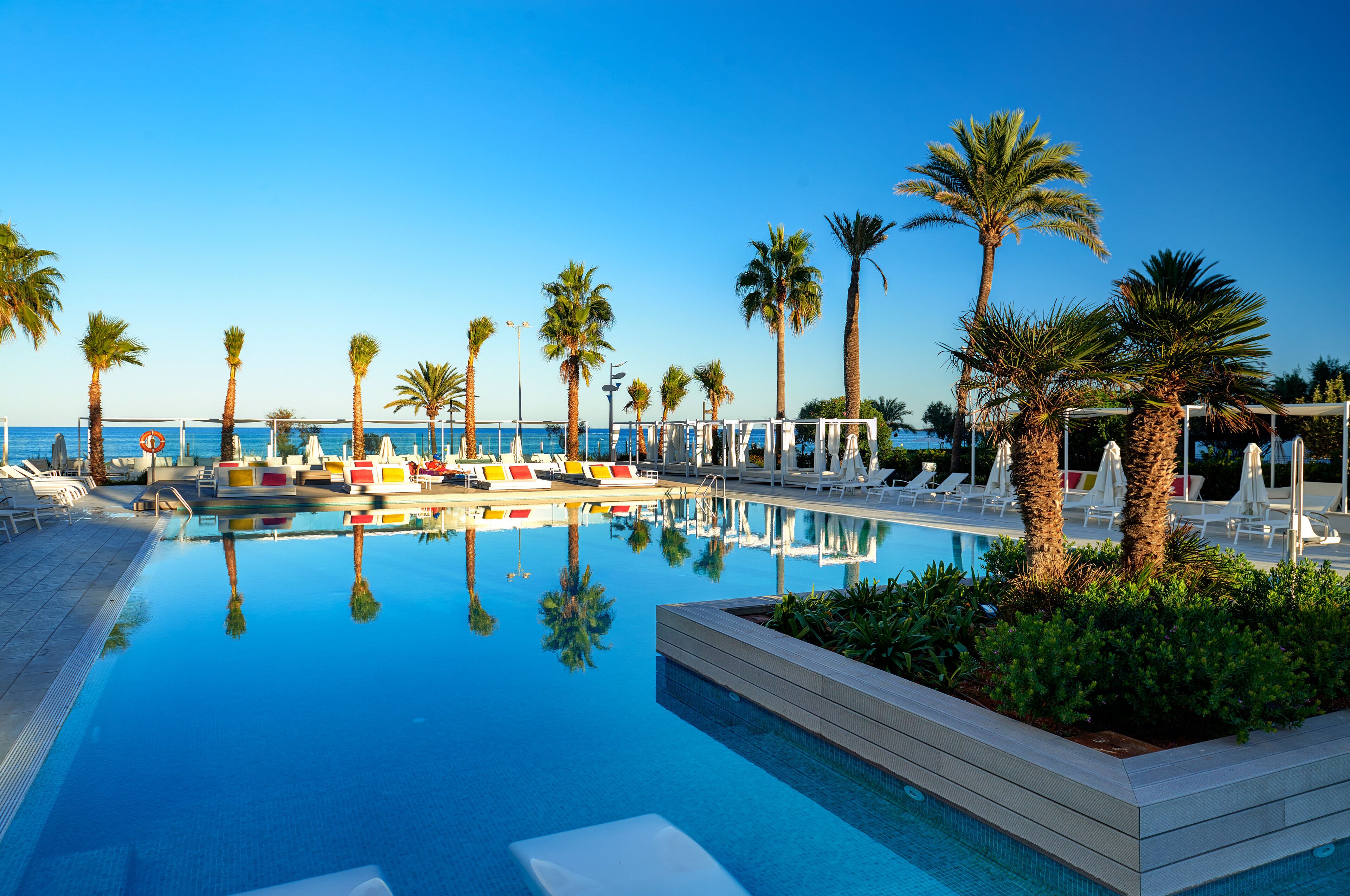 Piscine couverte, 2 piscines extérieures, cabanons gratuits