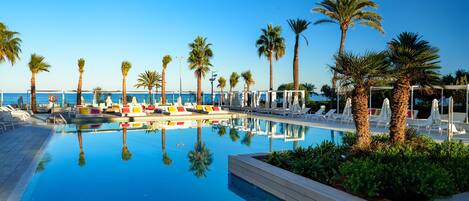 Piscine couverte, 2 piscines extérieures, cabanons gratuits