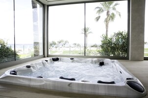 Bañera de hidromasaje interior