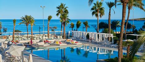 Bar junto a la piscina