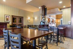 Free daily buffet breakfast  - Comfort Inn & Suites Levis / Rive Sud Quebec city (Levis)