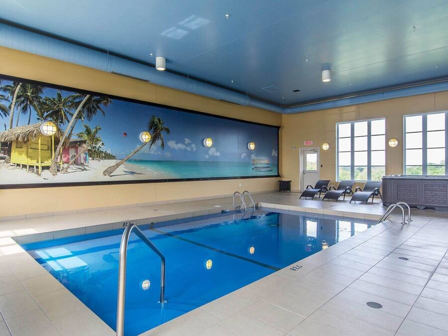 Una piscina techada, sillones reclinables de piscina