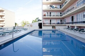 حمّام سباحة خارجي