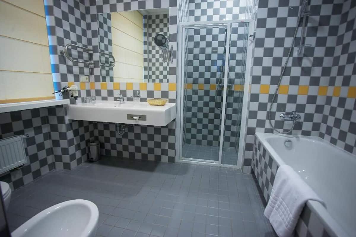 standard room | bathroom | deep-soaking bathtub, free toiletries, hair dryer, towels