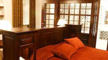 1 dormitorio, minibar, caja fuerte y escritorio