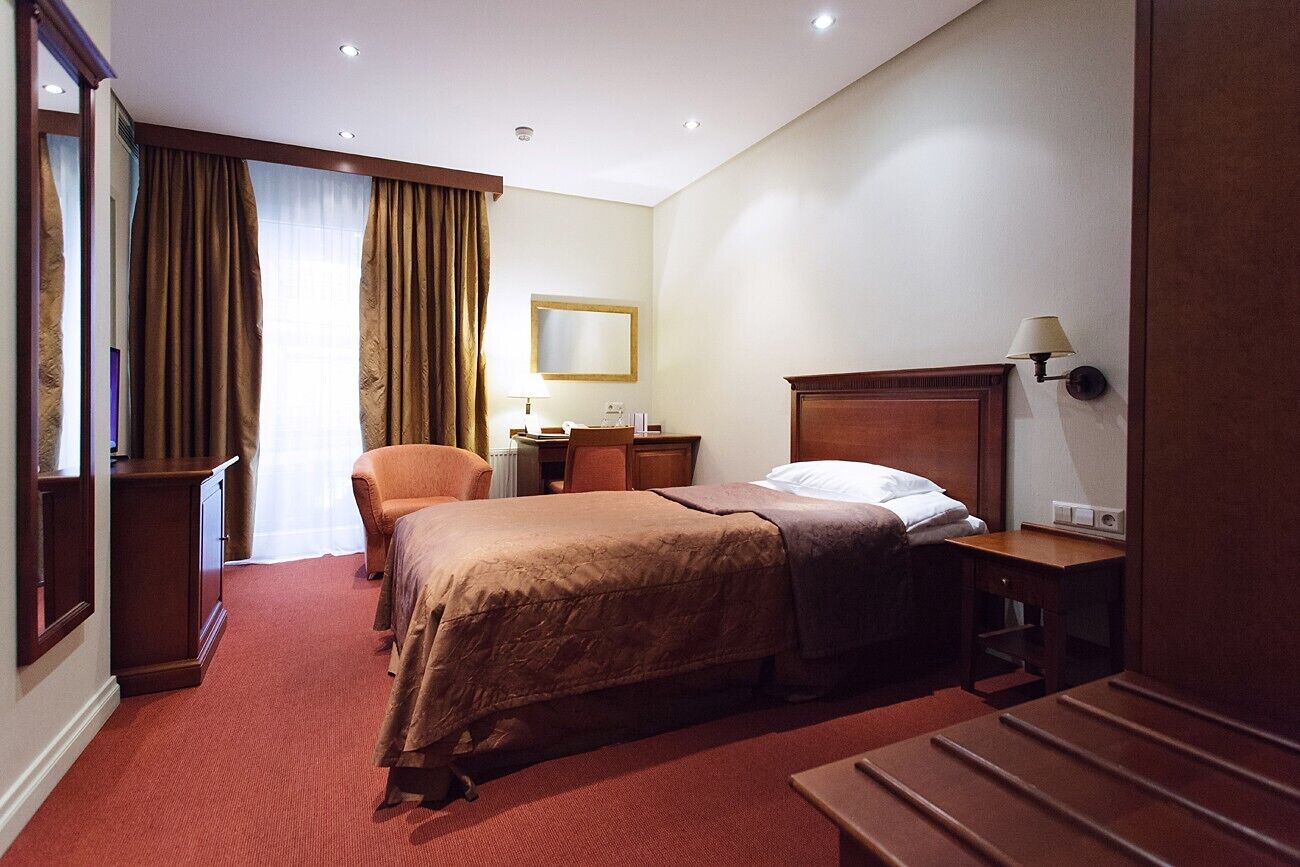 standard room | minibar, in-room safe, desk, soundproofing