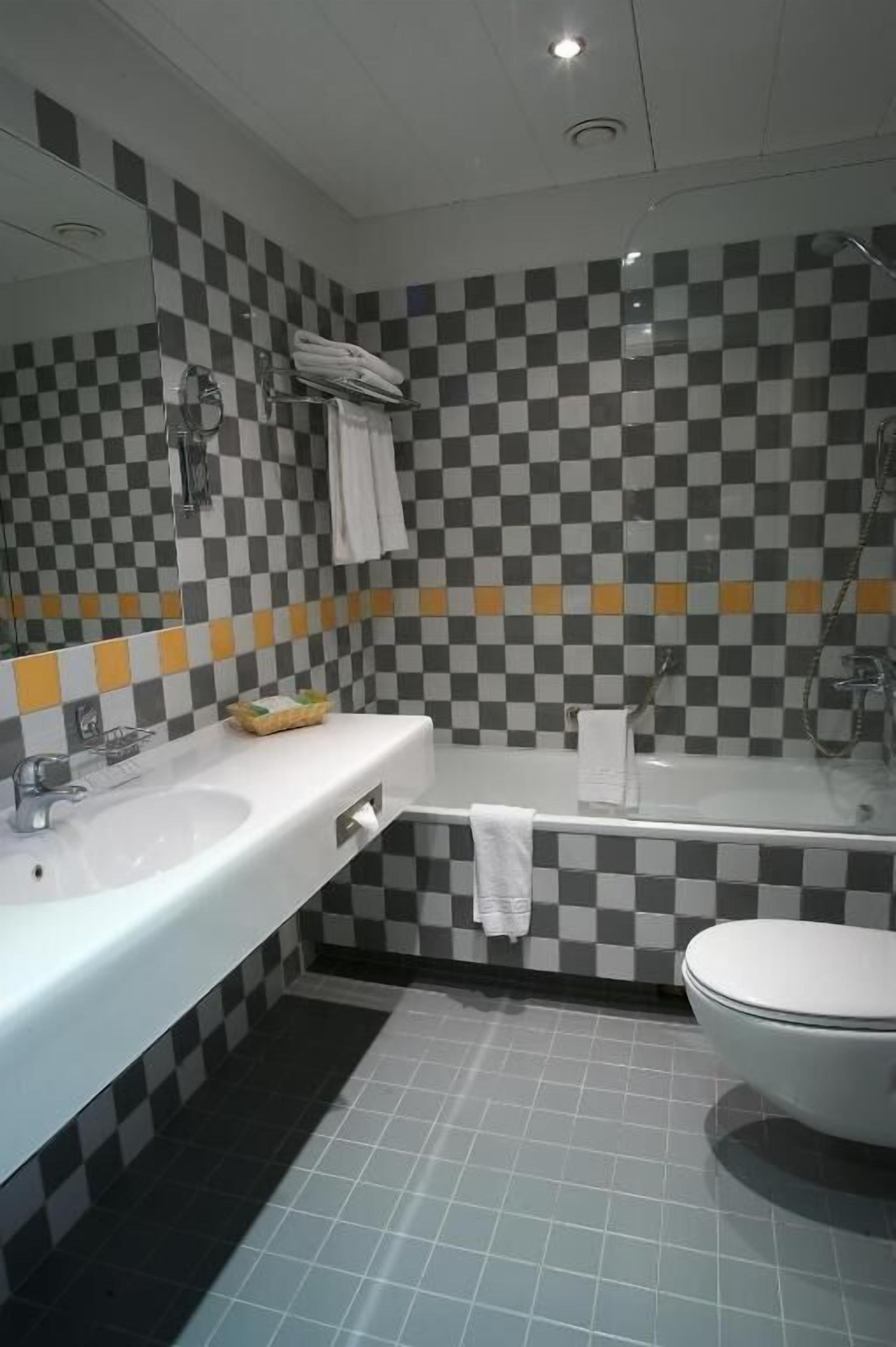 double room, 1 double or 2 single beds | bathroom | deep-soaking bathtub, free toiletries, hair dryer, towels