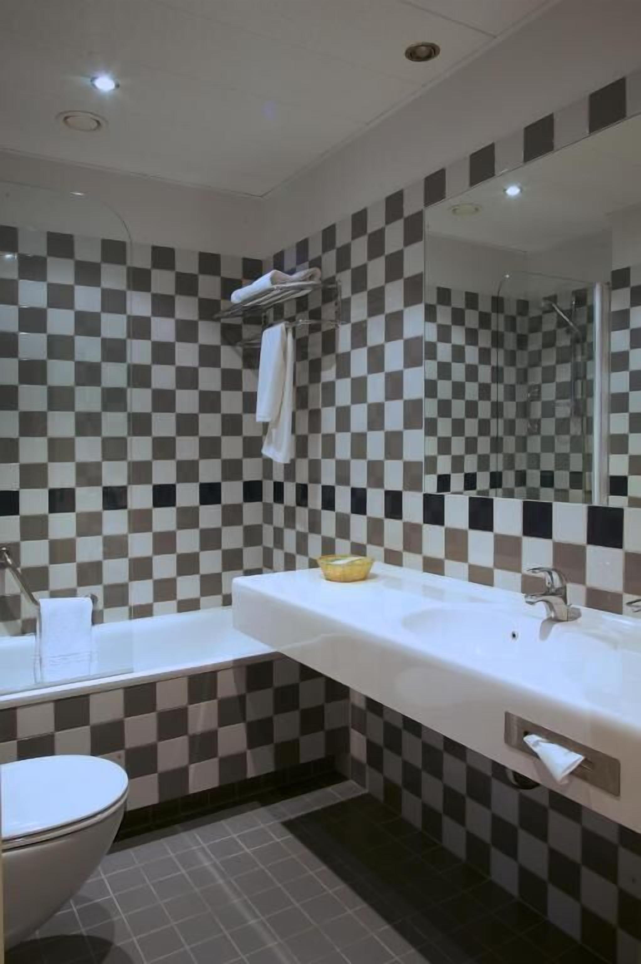 standard room | bathroom | deep-soaking bathtub, free toiletries, hair dryer, towels