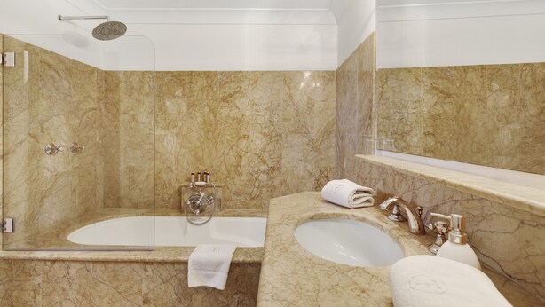 A bathroom with a bathtub, a sink, and a mirror. - Torrent Fals Agroturismo (Santa Maria del Camí)