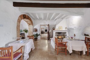 Breakfast, lunch, dinner served; Mediterranean cuisine  - Torrent Fals Agroturismo (Santa Maria del Camí)
