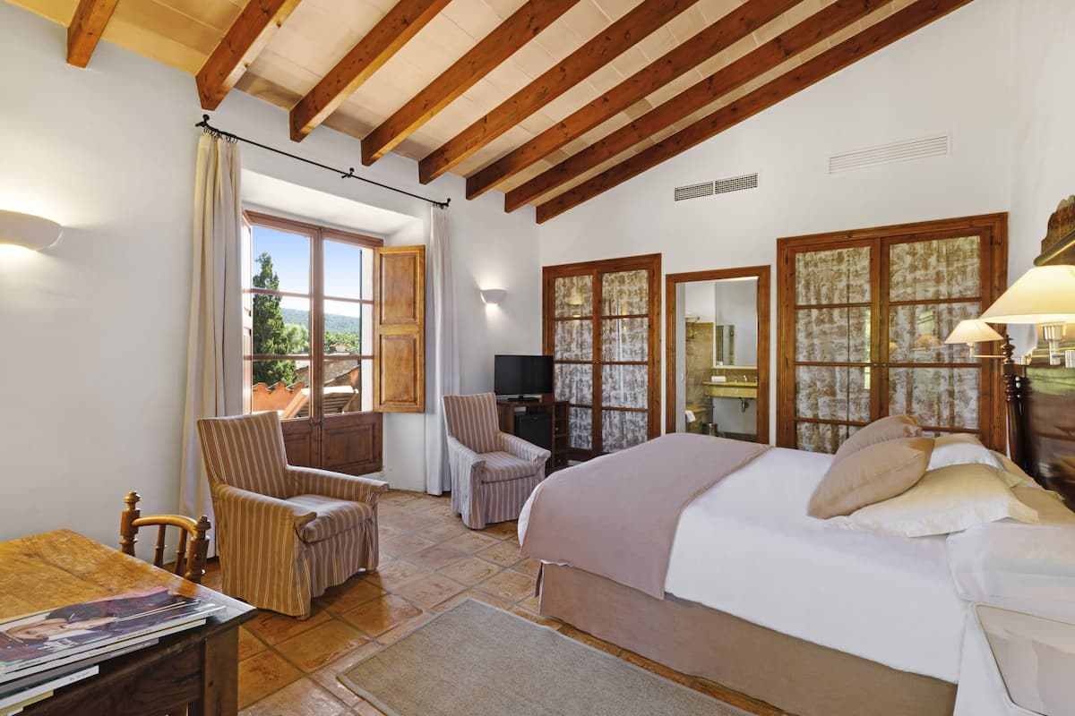 Junior Suite, Vineyard View | Premium bedding, minibar, in-room safe, desk