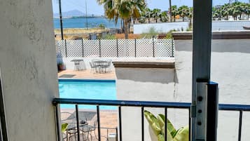 Habitación superior, vista al océano | Escritorio, cortinas blackout, wifi gratis y ropa de cama